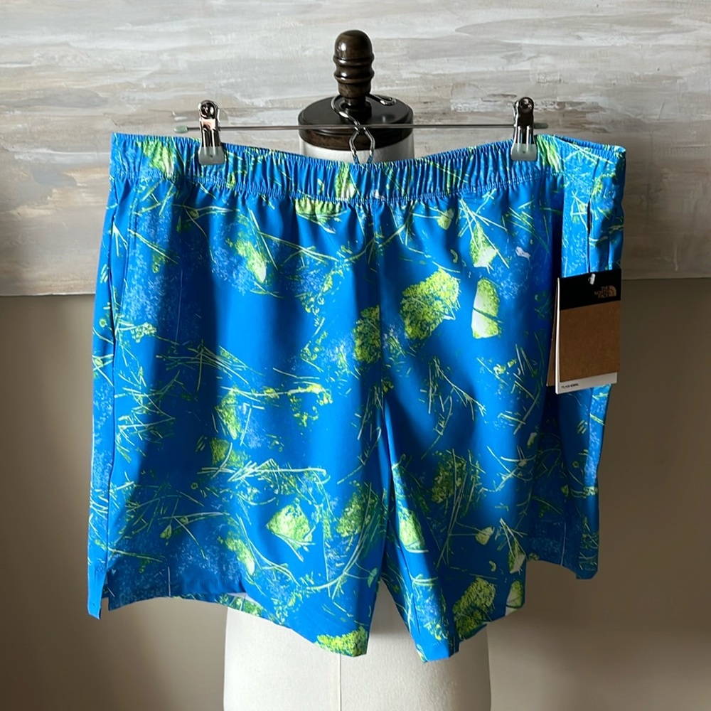 NWT The North Face standard fit “wander short”